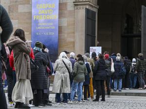 Zahlreiche Besucher stehen vor der Alten Nationalgalerie, um die Ausstellung „Caspar David Friedrich. Unendliche Landschaften· anzuschauen. 