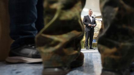 Mit beiden Beinen auf dem Boden der Verfassung? Minister Boris Pistorius (SPD) will Verfassungsfeinde schneller entlassen.