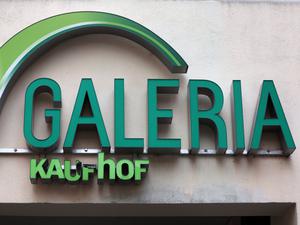 Ein beschädigter Schriftzug ist an einer Filiale der Kaufhauskette Galeria Kaufhof zu sehen. 