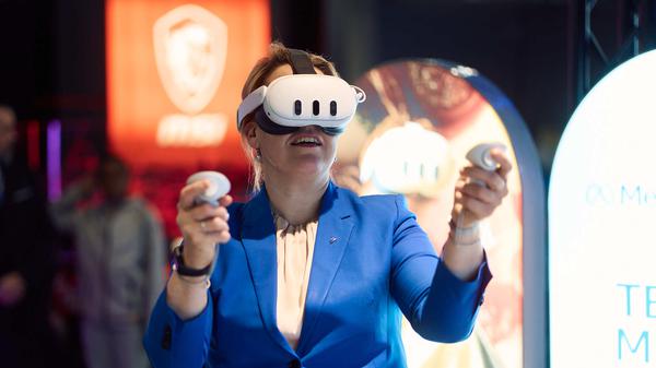 Franziska Giffey probierte im Xperion eine VR-Brille aus.