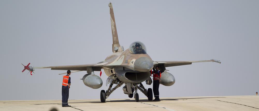 Mechaniker stehen auf einem Militärflughafen bei Eilat in Israel an einem F-16 Kampfjet der israelischen Luftwaffe.