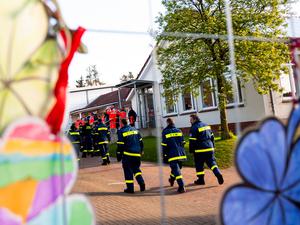 Von Kindergartenkindern gebastelte Kleeblätter hängen am Sammelort der Einsatzkräfte bei der Suche nach dem vermissten Jungen Arian aus Elm.