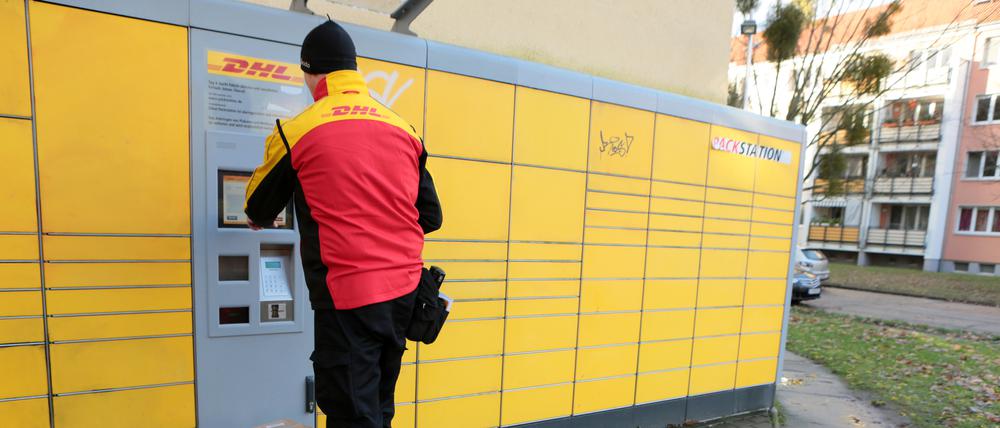 Die DHL besitzt bundesweit 13.000 gelbe Automaten, diese steht in Potsdam.