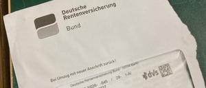 Zerrissener Brief der Deutschen Rentenversicherung Bund an einen Empfänger in Steglitz-Zehlendorf.