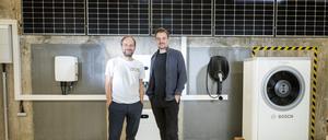 Der Geschäftsführer des Solar-Start-ups Enpal Mario Kohle (rechts) und Christian Kroll von der Suchmaschine Ecosia in der Enpal-Zentrale in Berlin.