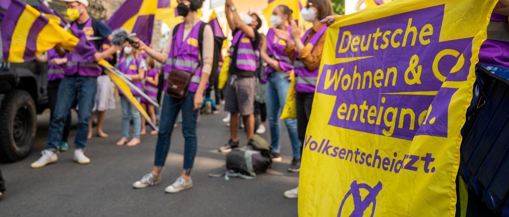 Unterstützer der Initiative „Deutsche Wohnen & Co. enteignen“ schwenken Fahnen bei der Übergabe der gesammelten Unterschriften für einen Volksentscheid zur Enteignung von großen Immobilienunternehmen.