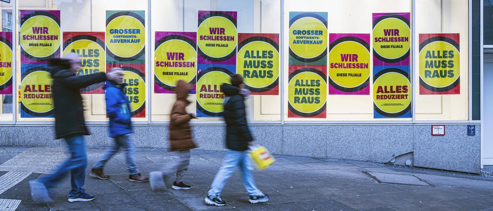 Räumungsverkauf vor der Schließung einer Galeria-Filiale in Stuttgart.