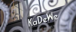 Vor einem Eingang vom KaDeWe ist vor Ladenöffnung ein Gitter. Das Handelsunternehmen KaDeWe Group mit den Luxus-Kaufhäusern KaDeWe in Berlin, Oberpollinger in München und Alsterhaus in Hamburg hatte in den vergangenen Tagen Insolvenz angemeldet. 