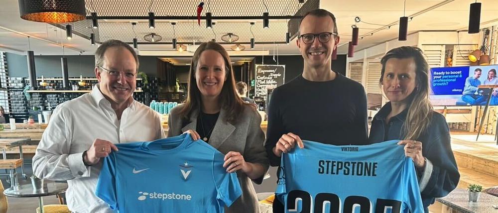 Die beiden Mitgründerinnen von Viktoria Berlin, Katharina Kurz (links) und Felicia Mutterer, mit Stepstone CFO Thorsten Otte (weißes Hemd) und Sebastian Dettmers, CEO. 