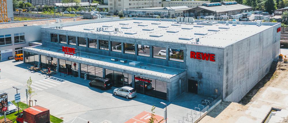 Der neue Rewe-Markt zwischen RAW-Gelände und Ostkreuz ist in Deutschland der erste Supermarkt, der zum Großteil aus Infraleichtbeton gebaut wurde.