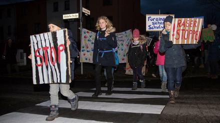Schüler demonstrieren in Steglitz-Zehlendorf mit Transparenten wie "Raser stoppen!" für sichere Schulwege.