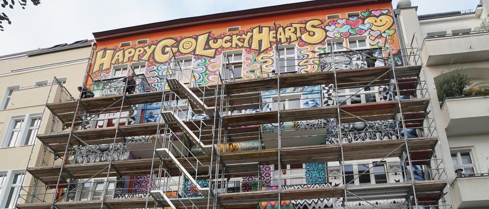 Am Charlottenburger Hostel „Happy Go Lucky“ stehen bereits Gerüste für die zwangsweise Übermalung der bunten Fassade.