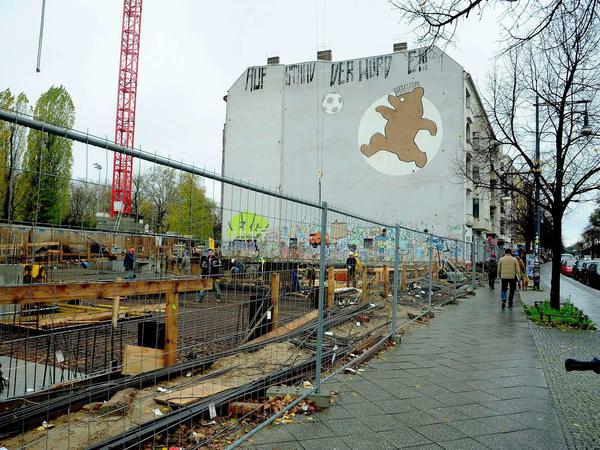 Das Wandbild mit dem spielenden Bären in Prenzlauer Berg musste vor rund zwei Jahren einem Wohnungsbauprojekt weichen.
