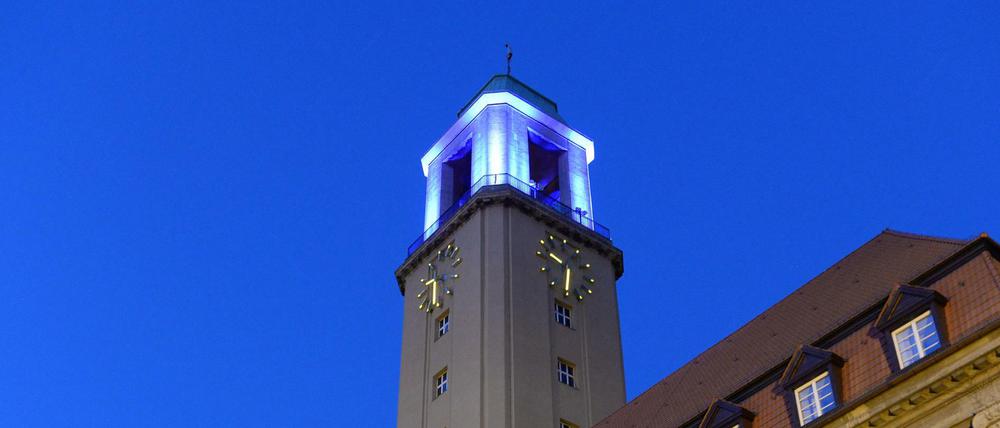 Der Turm auf dem Rathaus Spandau leuchtet in den Farben blau und weiß. Damit honoriert der Bezirk die Leistungen des Fußball-Bundesligisten Hertha BSC Berlin. 
