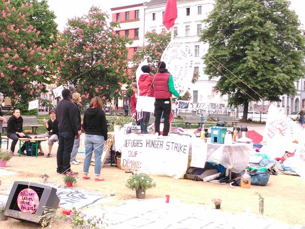 Flüchtlinge bereiten am Oranienplatz Protest vor, gegenüber auf dem Platz wird die große Bühne für das MyFest aufgebaut.