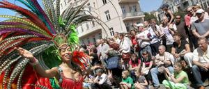 In Kreuzberg wird dieses Wochenende gut getanzt: Der Karneval der Kulturen zieht durch die Straßen.