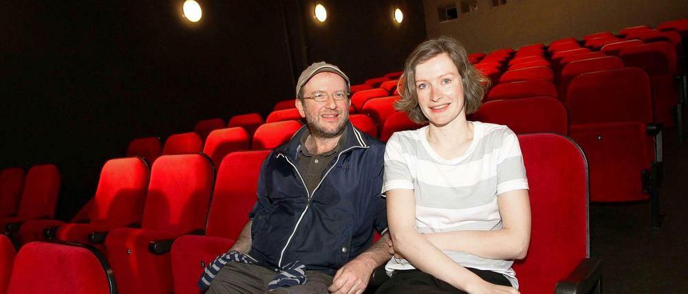 Die roten Sessel stehen bereit. Regisseur Patrick Banush und Nora Kasparick von der „DaWanda Snuggery“ laden ins frühere Charlottenburger Kino „Klick“ ein. 