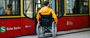 Ein Rollstuhlfahrer vor einer geöffneten S-Bahn-Tür
