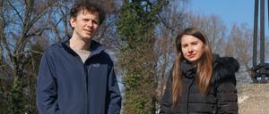 Geflüchteten-Helfer Dimitri Kessler mit Olena Voronova, die aus Kiew nach Berlin geflüchtet ist.