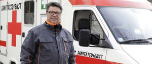 Olav Pfanz vor dem Krankenwagen, der Medikamente aus Berlin in die Ukraine bringt.