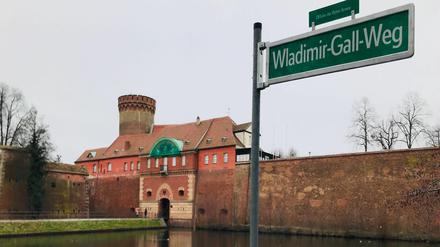 Straßenschild für den Rotarmisten Wladimir Gall, der die unblutige Übernahme der Spandauer Zitadelle durch die Rote Armee ermöglichte.