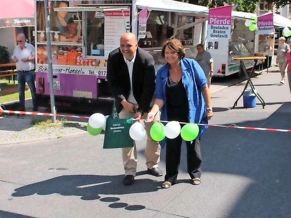 Stadtrat Stephan Machulik und Ordnungsamts-Leiterin Elke Gassert eröffneten den Wochenmarkt.