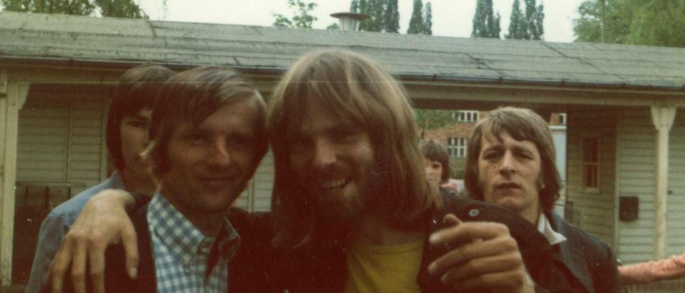 SSV-BVB 1976 - und er war dabei. Tagesspiegel-Leser Edmund Jonasson mit dem BVB-Star Zoltan Varga. Im Hintergrund die alten Kassenhäuschen.  