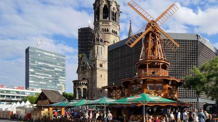 Windmühle auf dem Breitscheidplatz: Vom „Summer in the City“-Fest auf dem Breitscheidplatz hält unser Autor wenig.