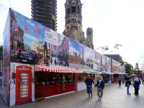 Mit großen Fotoplakaten  wird London beim Fest „Summer in the City“ auf dem Breitscheidplatz abgebildet. Touristische Informationen über London gibt es aber nicht. 