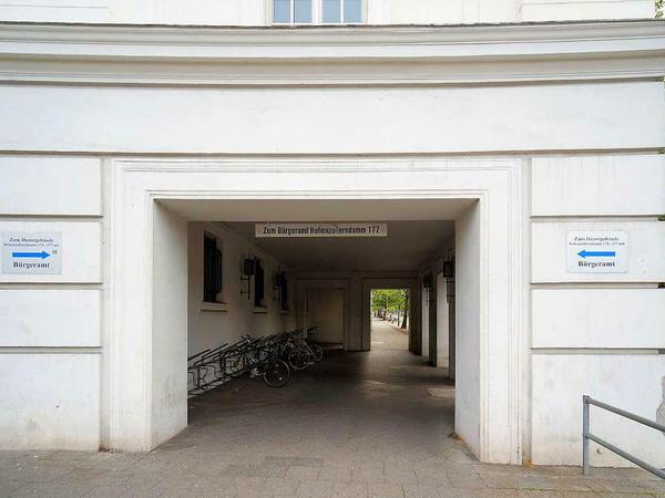 Wegweiser. Hier geht's entlang zum Dienstgebäude am Hohenzollerndamm, das unter anderem ein Bürgeramt beherbergt.