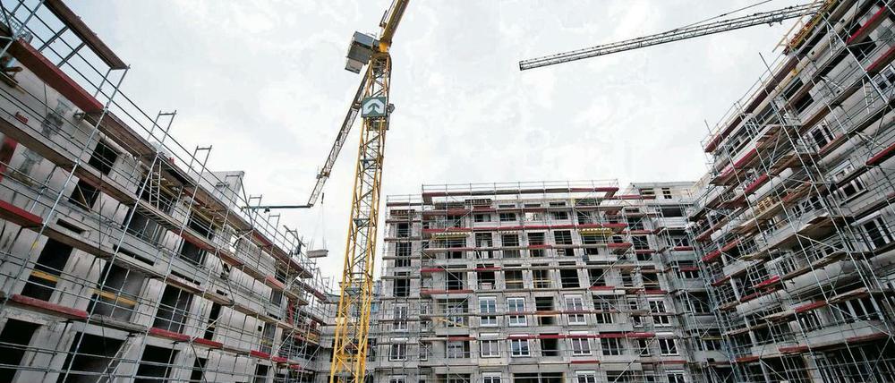 Ein Neubaukomplex für Mehrfamilienhäuser entsteht in Berlin. 