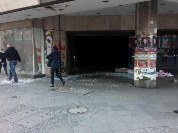In Neukölln, in der Karl-Marx-Straße ging die Scheibe eines Geschäftes zu Bruch.