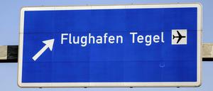 Blaues Autobahnhinweisschild zum Flughafen Tegel.