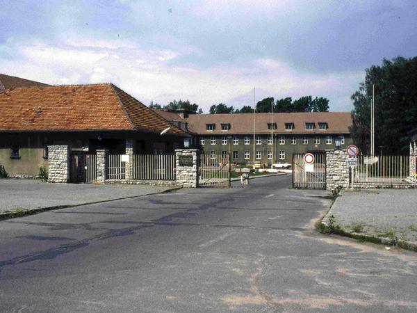 Staaken, 1990. Das "Doktor-Georg-Benjamin-Krankenhaus" auf dem ehemaligen Flugplatz Staaken ist noch in Betrieb. 1998 wird es geschlossen.