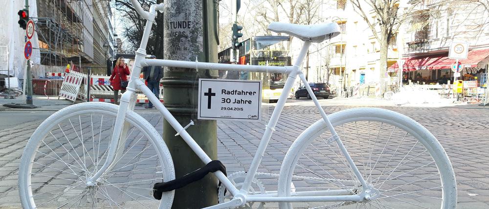 Geisterräder erinnern an vielen Unfallorten an getötete Radfahrer - wie hier in der Reichenberger Straße.
