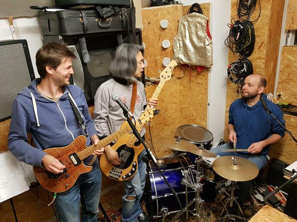 Die Band "Mujay" probt in einer ehemaligen Toilette des Rockhauses. Gitarrist Rainer Schmidt (l), Bassist Keiske Watanabe (M) und Schlagzeuger Dominik Fraßmann würden gerne drinbleiben. 