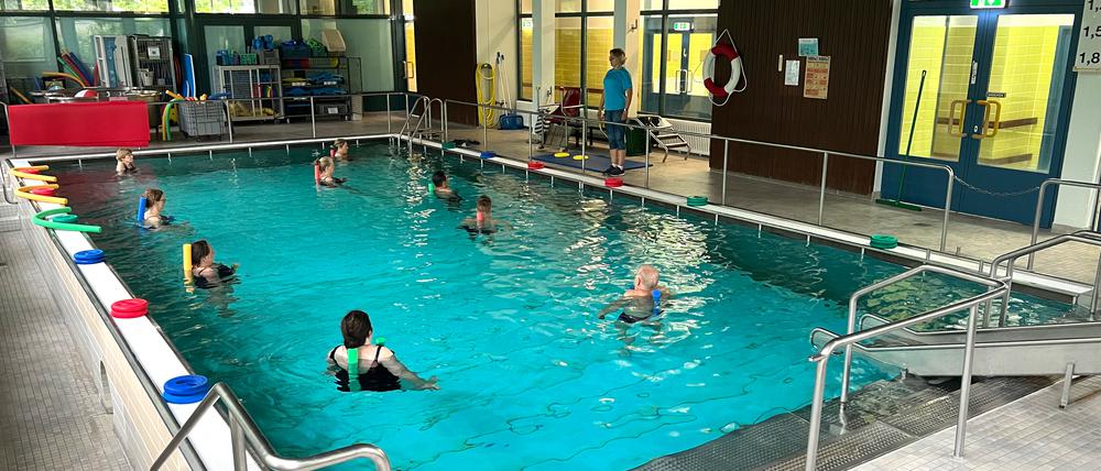 Von morgens bis abends ausgebucht: Neben den Gesundheitskursen finden Schwimmkurse für Kinder in der kleinen Halle statt.