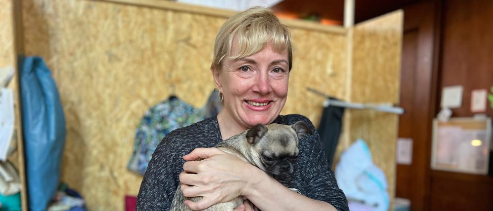 Tetjana und ihr Hund Nike sind im Februar aus der Region Donetzk nach Berlin geflohen. Seitdem leben sie in der Steglitzer Notunterkunft.