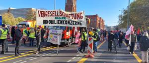 Der „Umverteilen“-Protestzug vor dem roten Rathaus in Berlin.