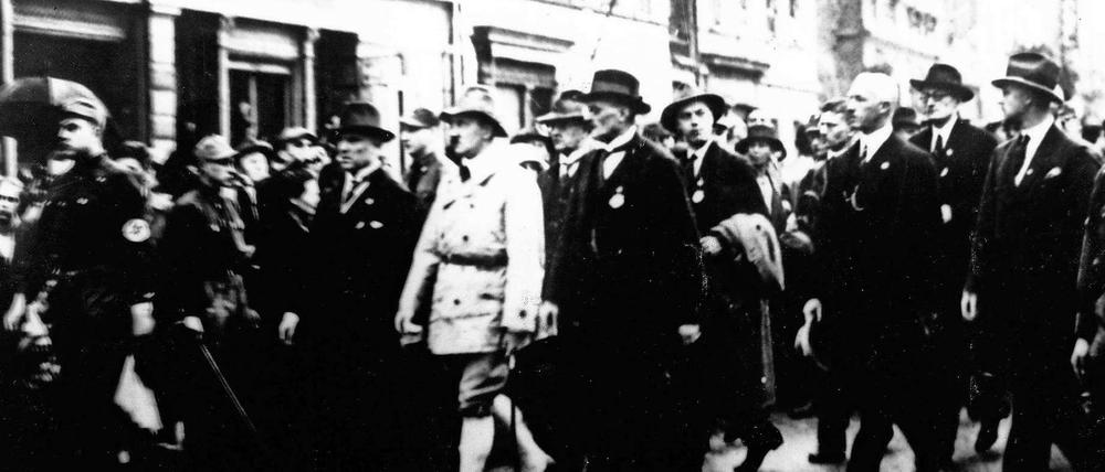 Rechte Gesellen. Adolf Hitler in heller Jack mit Rudolf Heß und Erich Ludendorff bei einem Nazi-Aufmarsch am 11. Mai 1926 in Berlin.