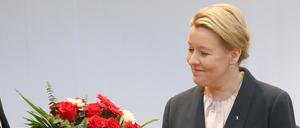Lars Klingbeil, SPD-Vorsitzender, überreicht Franziska Giffey (SPD), Regierende Bürgermeisterin von Berlin, am Tag nach der Berliner Wahl zum Abgeordnetenhaus und zu Beginn der Präsidiumssitzung der Sozialdemokraten im Willy-Brandt-Haus, einen Blumenstrauß. +++ dpa-Bildfunk +++