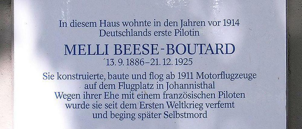 Die Gedenktafel für Melli Beese befindet sich an der Melli-Beese-Villa, einem Haus für betreutes Wohnen von Jugendlichen und Erwachsenen, Sterndamm 82 in Berlin-Johannisthal. 
