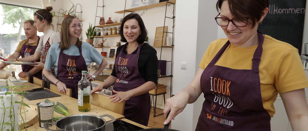 Irina Salnikova (rechts) Olga Eftokimova (blaues T-Shirt) und ihre Kolleginnen arbeiten im „Peace Cafè“ zusammen.