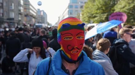 Ein Blockupy-Demonstrant mit Maske.