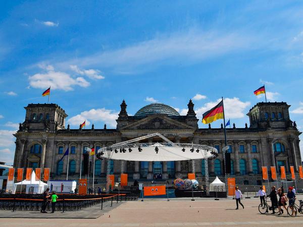 Symbolhafter Platz. Die temporäre Bühne vor dem Reichstag.