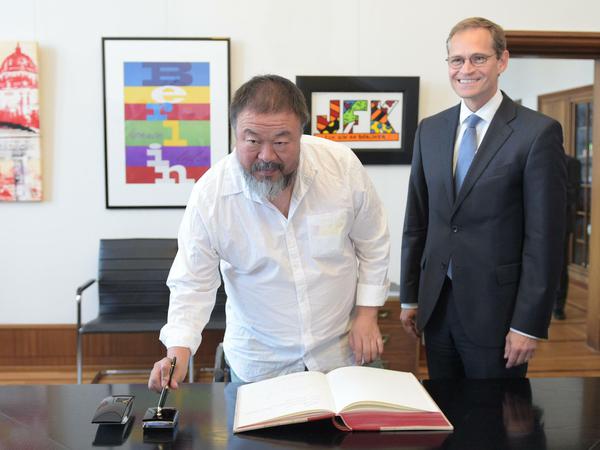 Im Roten Rathaus. Ai Weiwei trägt sich ins Gästebuch der Stadt Berlin ein. 