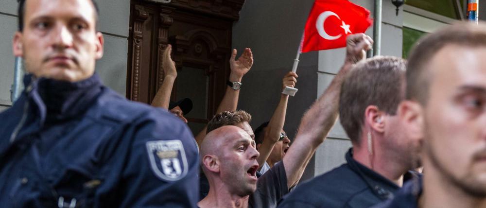 AKP Anhänger werden während der Demonstration gegen den Militärputsch und die AKP Regierung am 22.07.2016 in Berlin, Deutschland von der Polizei umstellt. Mehrere Hundert Menschen gingen auf die Straße um gegen die AKP-Regierung und die aktuelle Situation in der Türkei zu demonstrieren.