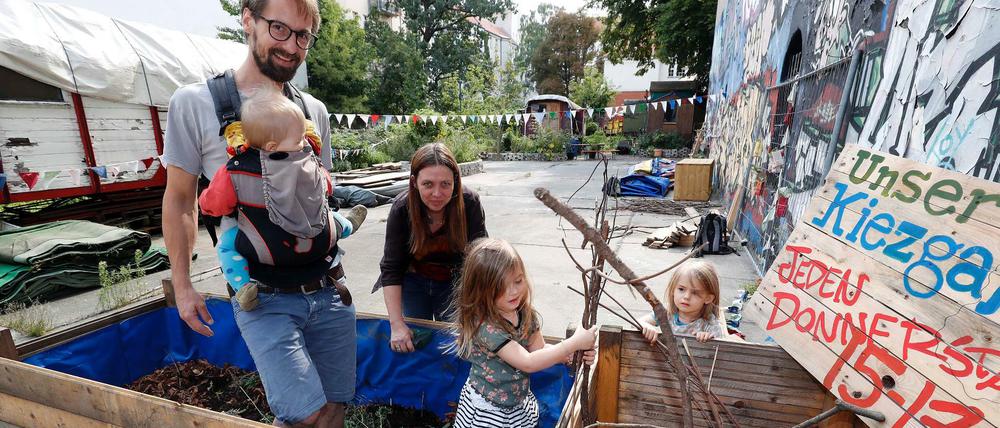 Der Nachbarschaftsgarten Alt-Treptow. Im Bild Marcus Waldherr, Katrin Wegner und ihre Kinder. 