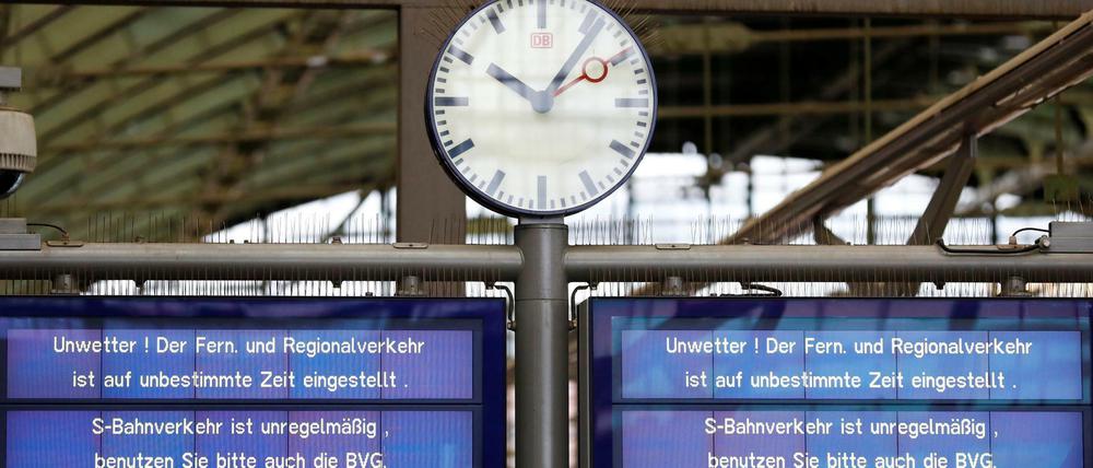 Der Sturm "Herwart" hat starke Auswirkungen auf die Region. Über Zugausfälle informiert dieses Schild am Ostbahnhof.