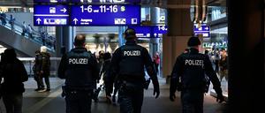 Hier in Uniform unterwegs, mitunter aber auch verdeckt in Zivil: Polizisten sollen Geflüchtete am Berliner Hauptbahnhof schützen.